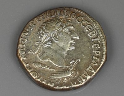 gros plan d'une pièce de monnaie sur une table à fond blanc
