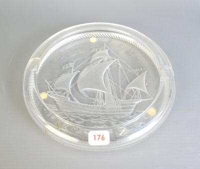 une plaque de verre représentant un bateau, posée sur une table