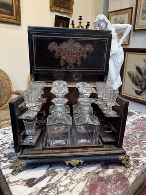 Cave à liqueur en placage de bois noirci et filet de laiton …