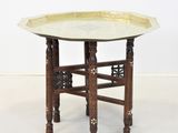une petite table en bois sur laquelle est posé un plateau