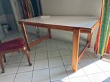 une table blanche avec une chaise rouge dans un coin de la pièce