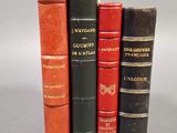 trois livres sont empilés sur une table