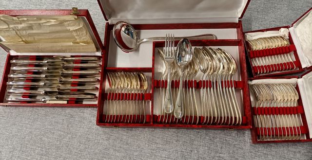 Importante ménagère en métal argenté modèle décor perlé. En 4 cof