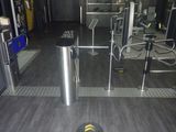 un skateboard posé par terre dans la salle de sport