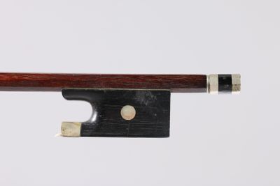 gros plan d'un archet de violon sur fond blanc