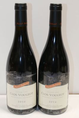 deux bouteilles de vin posées sur une table