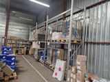un grand entrepôt rempli de boîtes et de palettes
