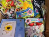 une boîte en carton remplie de jouets et d'autres objets