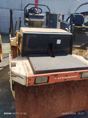 une photo d'un engin de chantier garé sur un parking