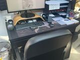un bureau équipé d'un écran d'ordinateur et d'un clavier