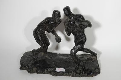 statue représentant deux hommes en train de lutter sur un rocher, sur fond blanc