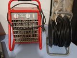 une borne d'incendie rouge posée sur une table, à côté d'un tuyau noir