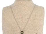 gros plan d'un torse de mannequin portant un collier