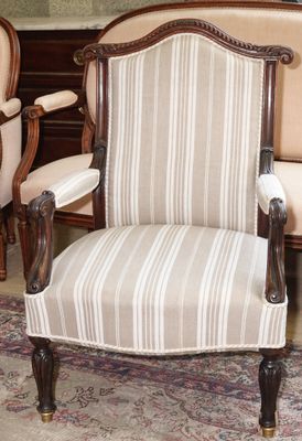 une chaise et une autre chaise posées sur un tapis