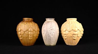trois vases disposés côte à côte sur un fond noir