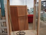 une photo d'une vitrine contenant un téléphone