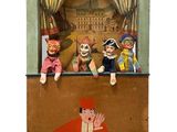 trois marionnettes représentant des personnages, exposées dans un théâtre de marionnettes