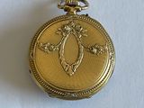 une montre de poche en or sur laquelle figure le portrait d'une femme