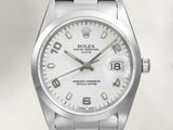 Gros plan sur une montre-bracelet à cadran blanc