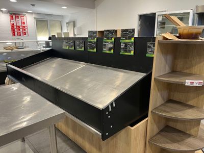 un comptoir en métal au milieu d'un magasin