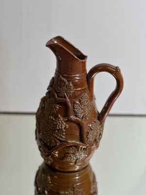 un vase marron posé sur une table en verre