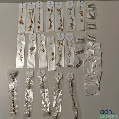de nombreux bijoux exposés sur la table