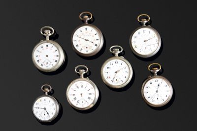 Sept montres avec cadrans à 24 heures