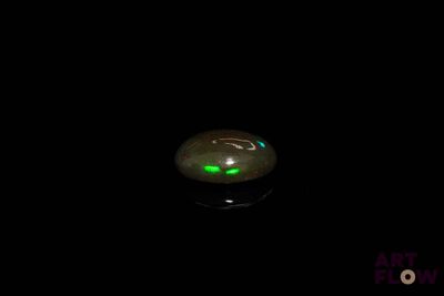 une lumière verte au milieu d'un fond noir