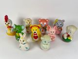 de nombreuses petites figurines d'animaux sur un fond blanc