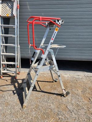 deux échelles posées à côté d'un immeuble