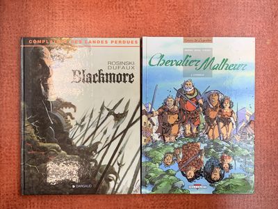 deux livres posés sur une table