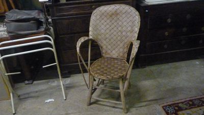 une chaise et une autre chaise qui se trouvent dans une pièce