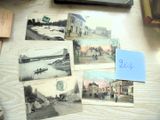 de nombreuses vieilles photos posées sur une table, avec un mot dessus