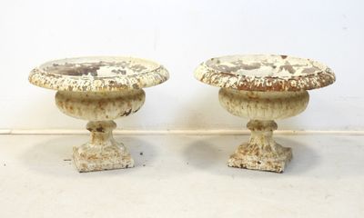 deux vases posés sur une table blanche