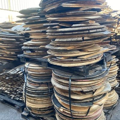 une grande pile d'assiettes en bois empilées les unes sur les autres