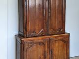 une grande armoire en bois surmontée de deux portes