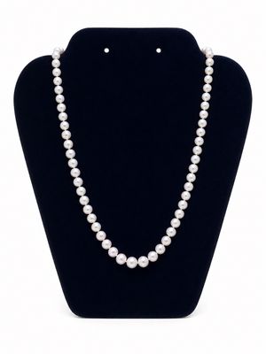 un collier de perles blanches sur un mannequin noir