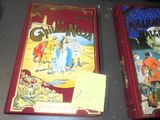 deux livres posés sur une table