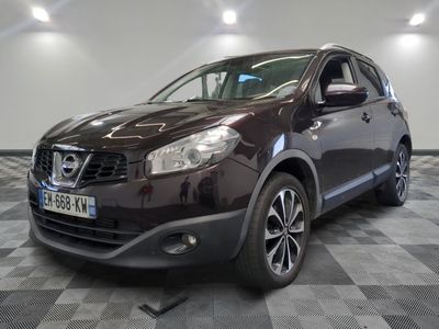 nissan qxv dans une salle d'exposition au sol en damier