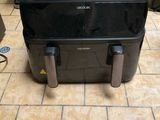 une valise posée par terre dans la cuisine