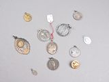 beaucoup de pièces d'argent et d'or sur la table