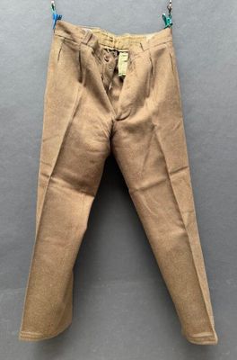 un vieux pantalon suspendu à une corde à linge
