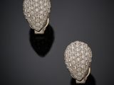 une paire de boucles d'oreilles à clip en diamants, signée Cartier