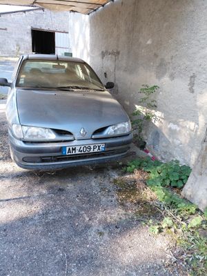 une voiture garée à côté d'un immeuble