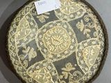un gros plan d'un coussin rond sur lequel figure une étiquette