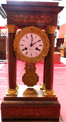 une horloge posée sur une table dans une pièce