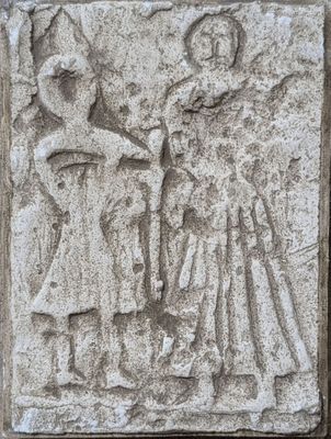une image représentant un relief en pierre représentant un homme et une femme