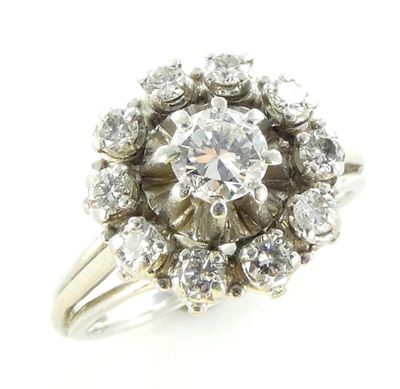 gros plan d'une bague en diamant sur fond blanc
