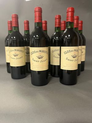 six bouteilles de vin rouge sont alignées sur une table