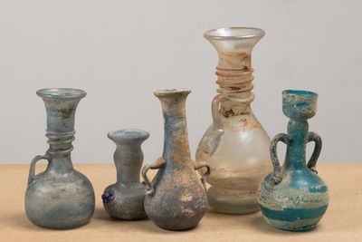 ITALIE, XXème siècle. Réunion de cinq vases en verre teinté …